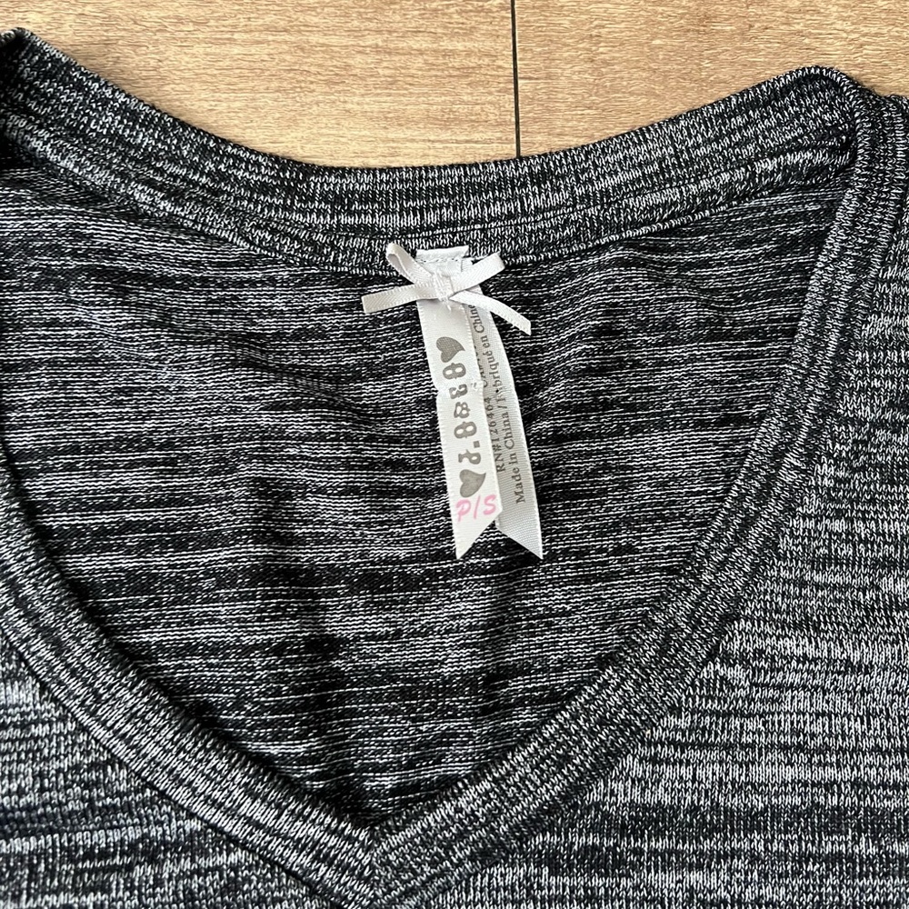 Three sweaters - Picture 3 of 9